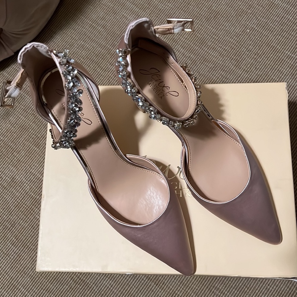 Jewel Badgley Mischka Ollie Champagne Pump 9.5